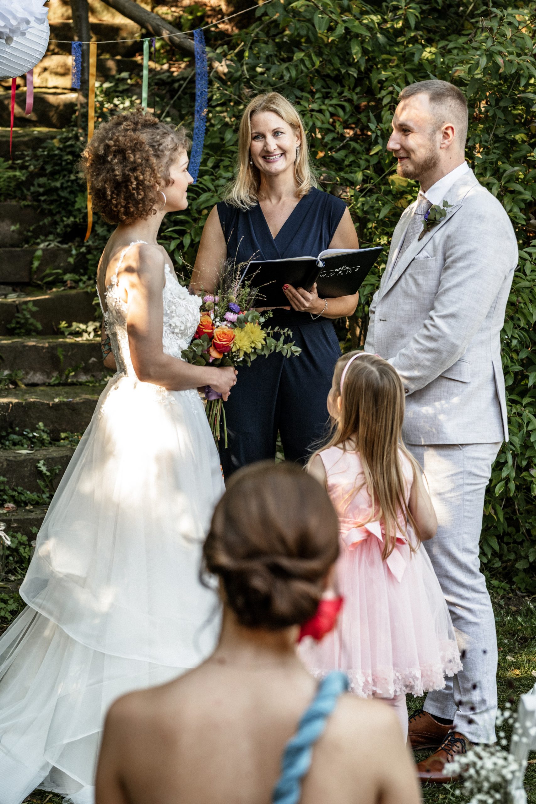 Brautpaar mit Tochter bei der Freien Trauung durch Kirsten Steinbrück von Words of Love - Traurednerin (IHK)