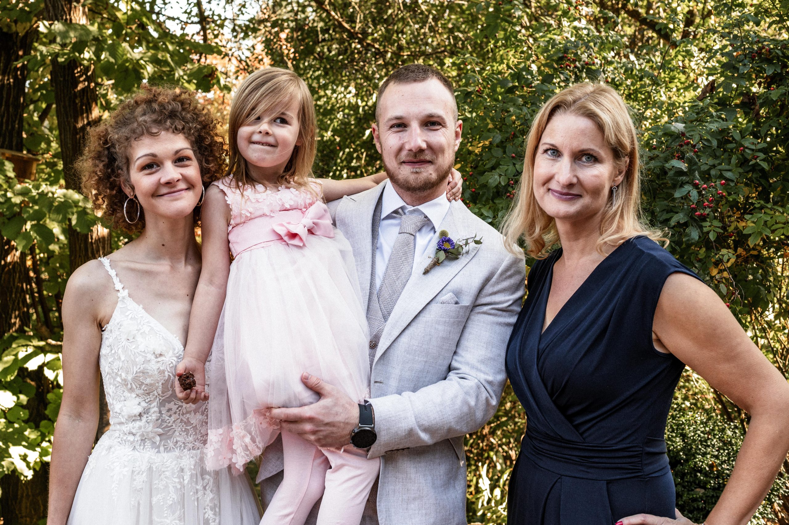 Brautpaar mit kleiner Tochter nach der Freien Trauung mit ihrer Traurednerin Kirsten Steinbrück von Words of Love