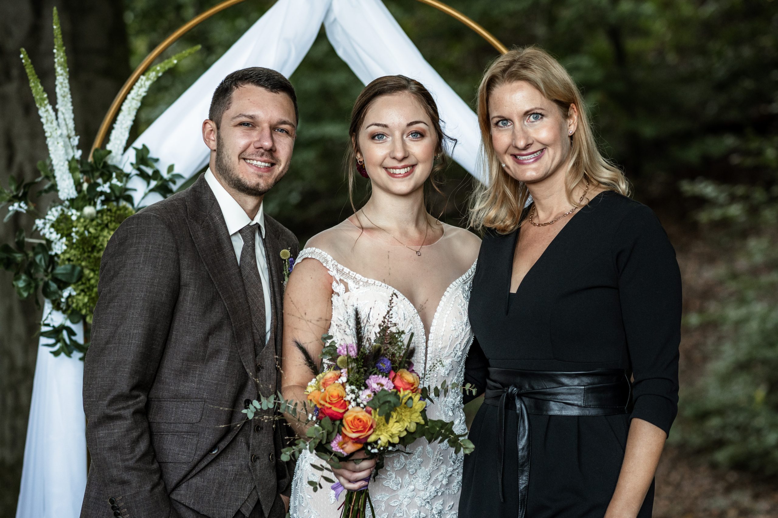 Brautpaar nach der Freien Trauung mit ihrer Traurednerin Kirsten Steinbrück von Words of Love